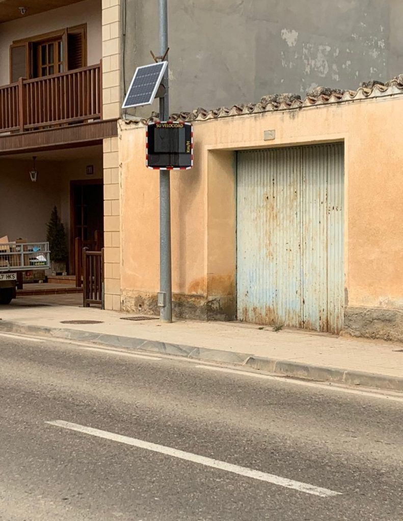 Panel de velocidad instalado a la entrada de Valdeltormo