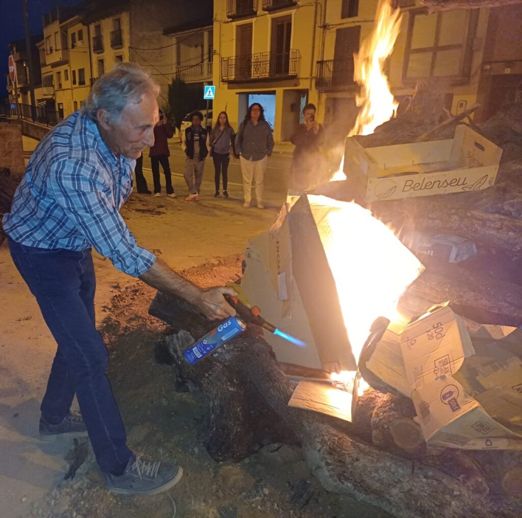 Luis Antolín encendiendo la HOGUERA del Bar FOZ