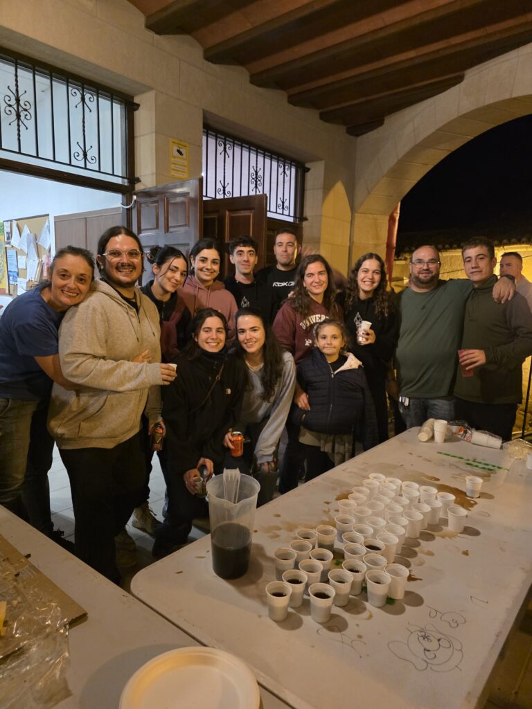 La Comisión de Fiestas de Valdeltormo repartió calmante y bizcocho bajo los porches del Ayuntamiento.