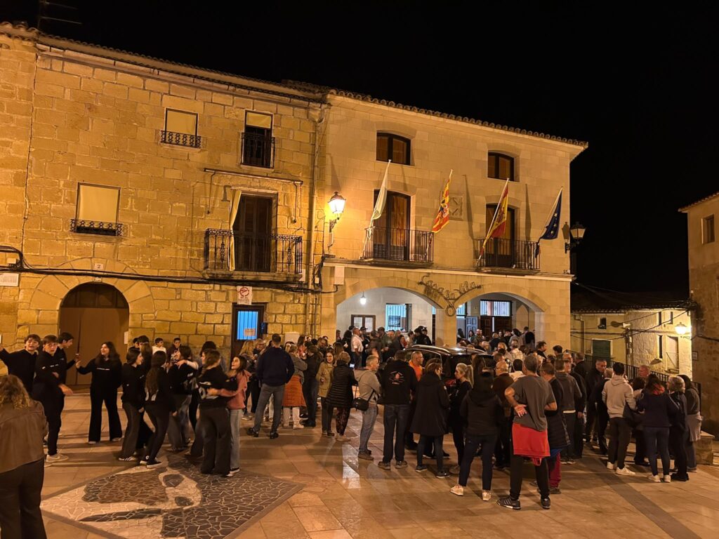 Plaza de España. Reparto calmante y bizcocho. Fiesta del Pilar 2026