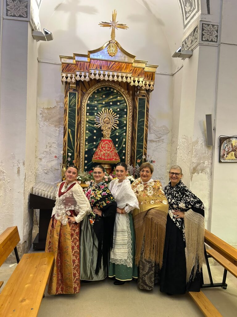 Delante de la virgen del Pilar con el traje regional. Valdeltormo. 12 de Octubre 2026